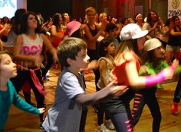 Dnya Zumba Fitness yapyor